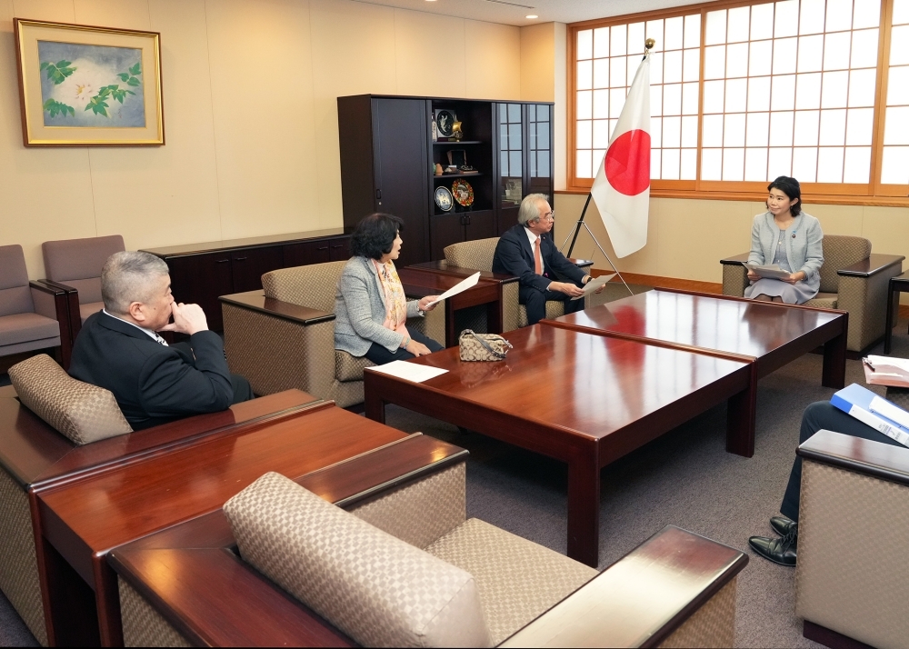 国光外務副大臣と超党派人道外交議員連盟との意見交換の様子