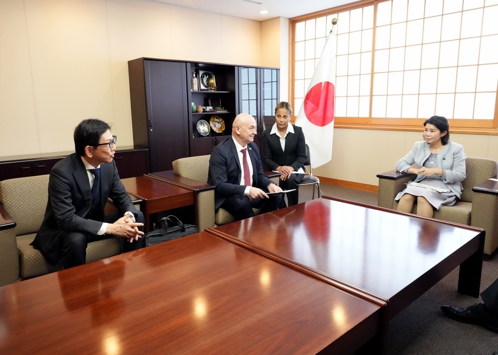 ゼコ大使及び池田名誉領事と懇談する国光副大臣の様子