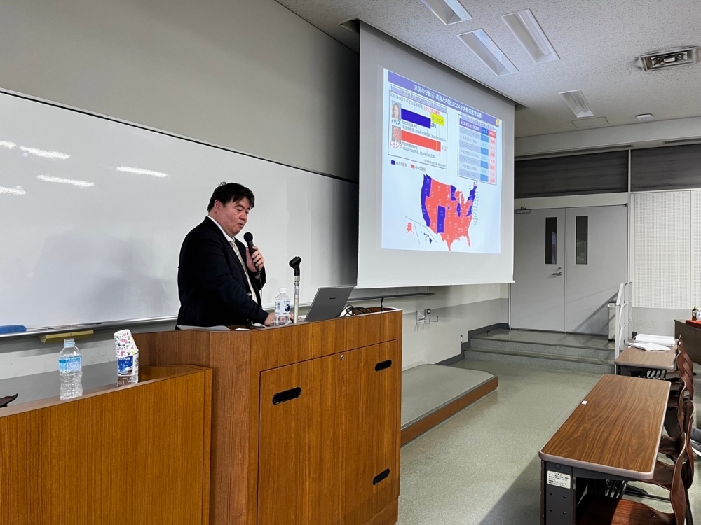 北米局北米第一課　石井課長補佐が、「米国政治の視点と日米関係」をテーマに、具体的な事案の紹介を交えながら講演している様子