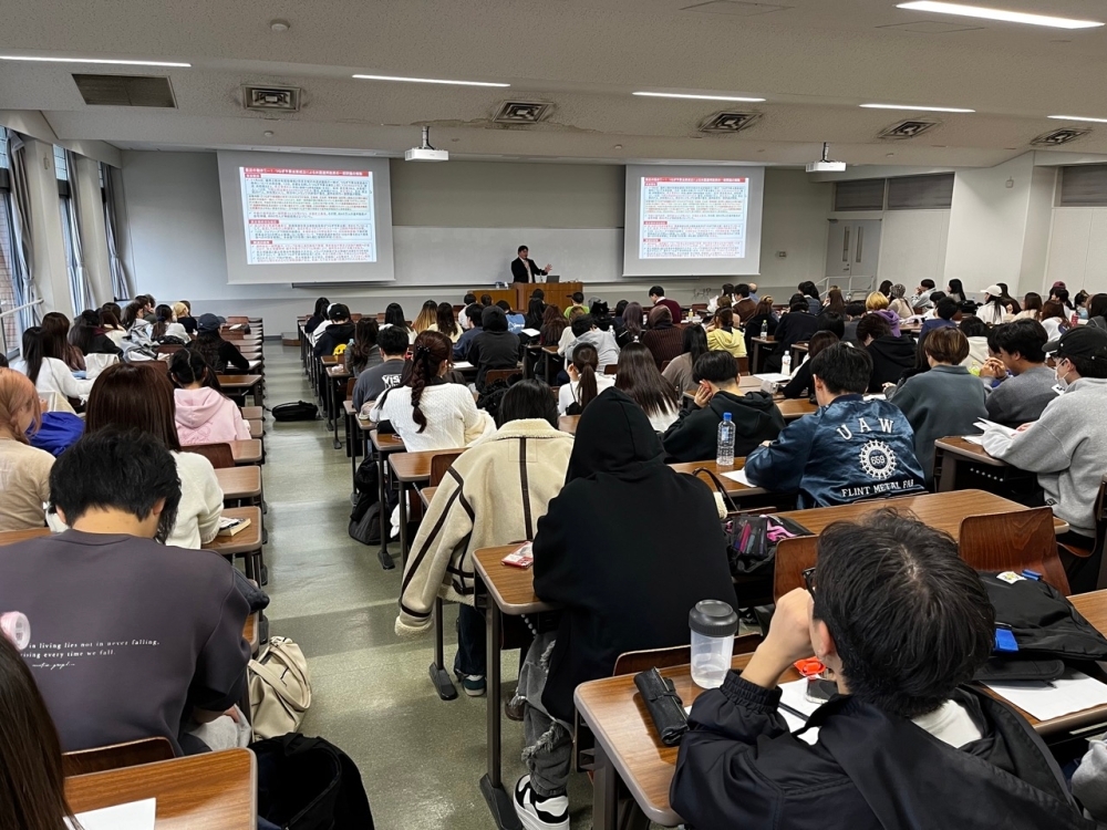 北米局北米第一課　石井課長補佐の講演を聴いている関西外国語大学の学生さんの様子