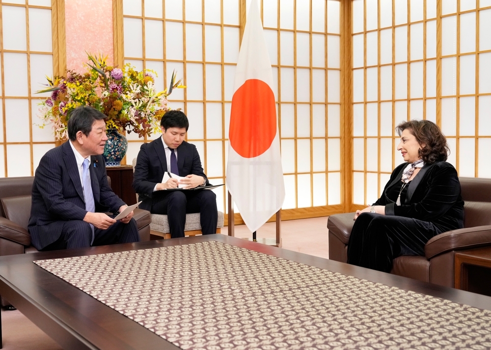 バフース事務局長と懇談する茂木大臣