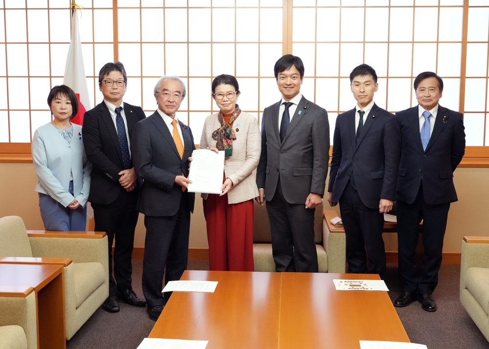 ミャンマーの民主化を支援する議員連盟一行から書簡を手交される国光外務副大臣