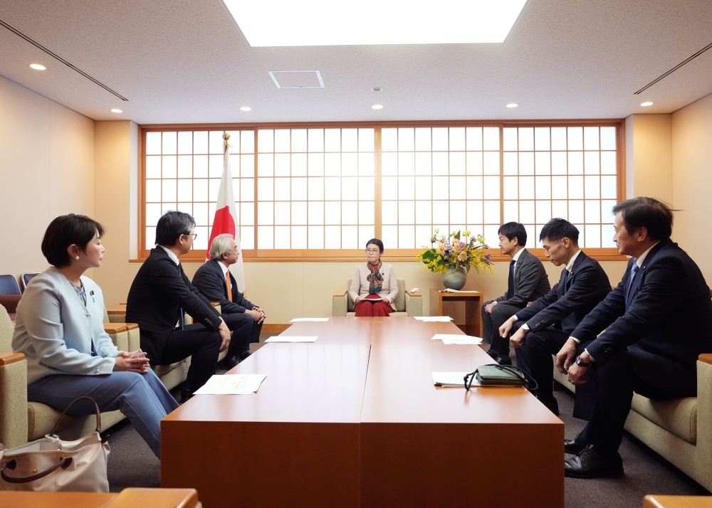 意見交換をする国光外務副大臣とミャンマーの民主化を支援する議員連盟一行の様子