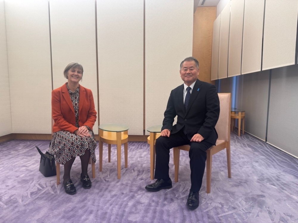 ジュリア・ロングボトム駐日英国大使から表敬を受ける尾上定正内閣総理大臣補佐官