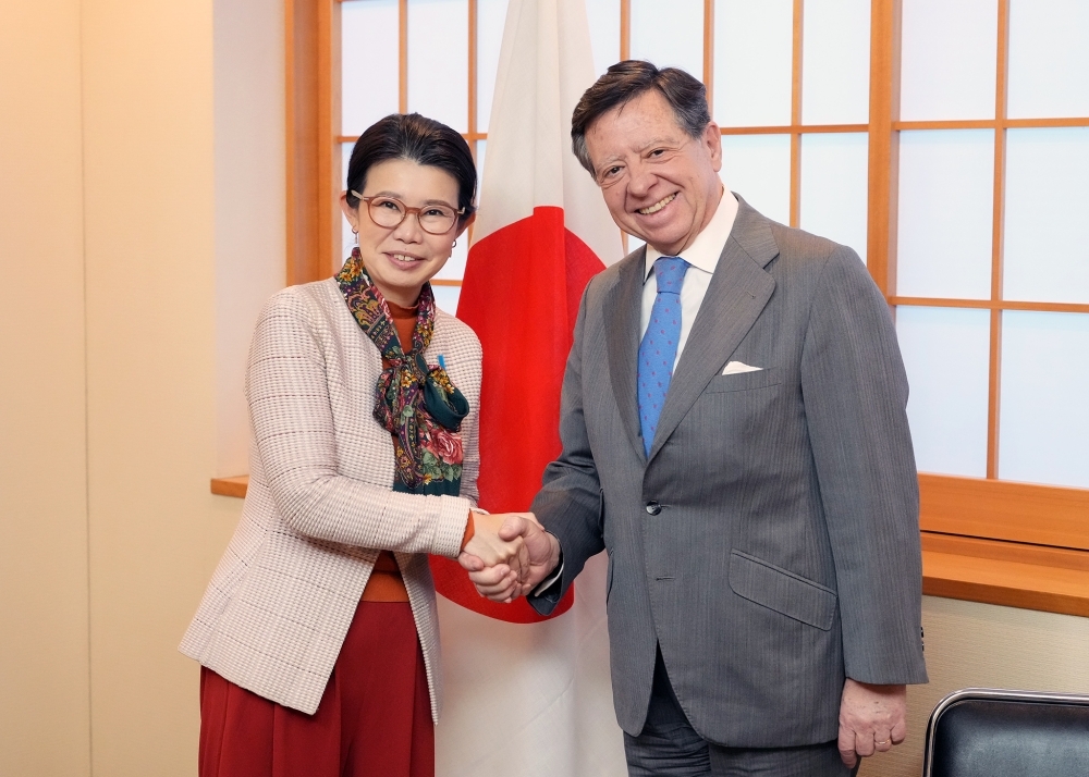 握手し写真撮影に応じる国光外務副大臣とイニゴ・デ・パラシオ駐日スペイン大使