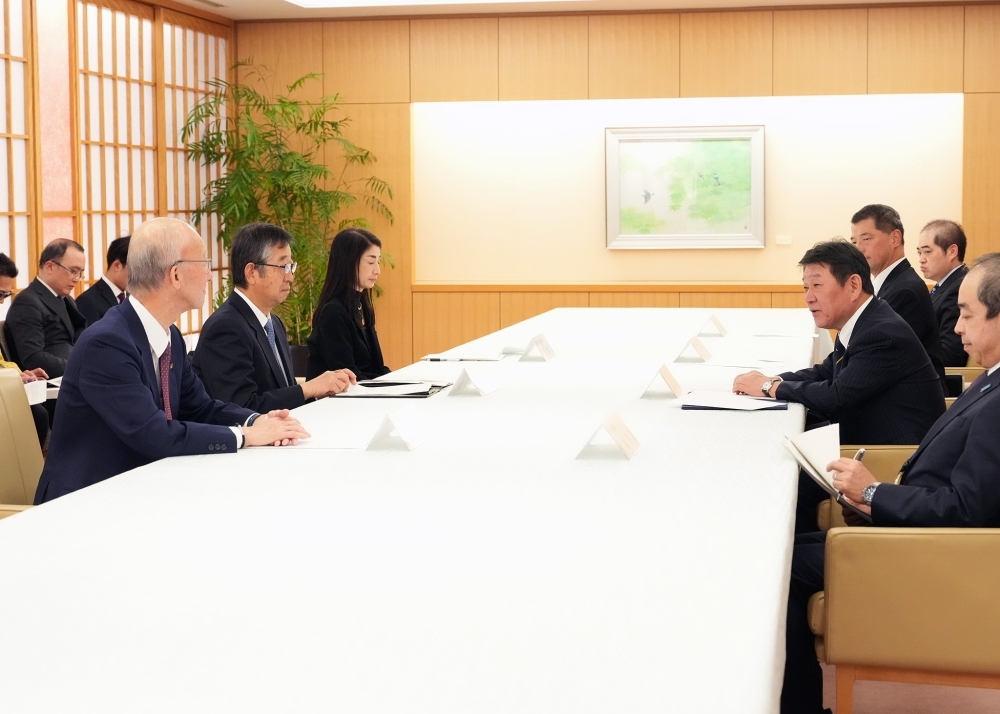 大橋委員長及び加留部委員長と意見交換をする茂木外務大臣