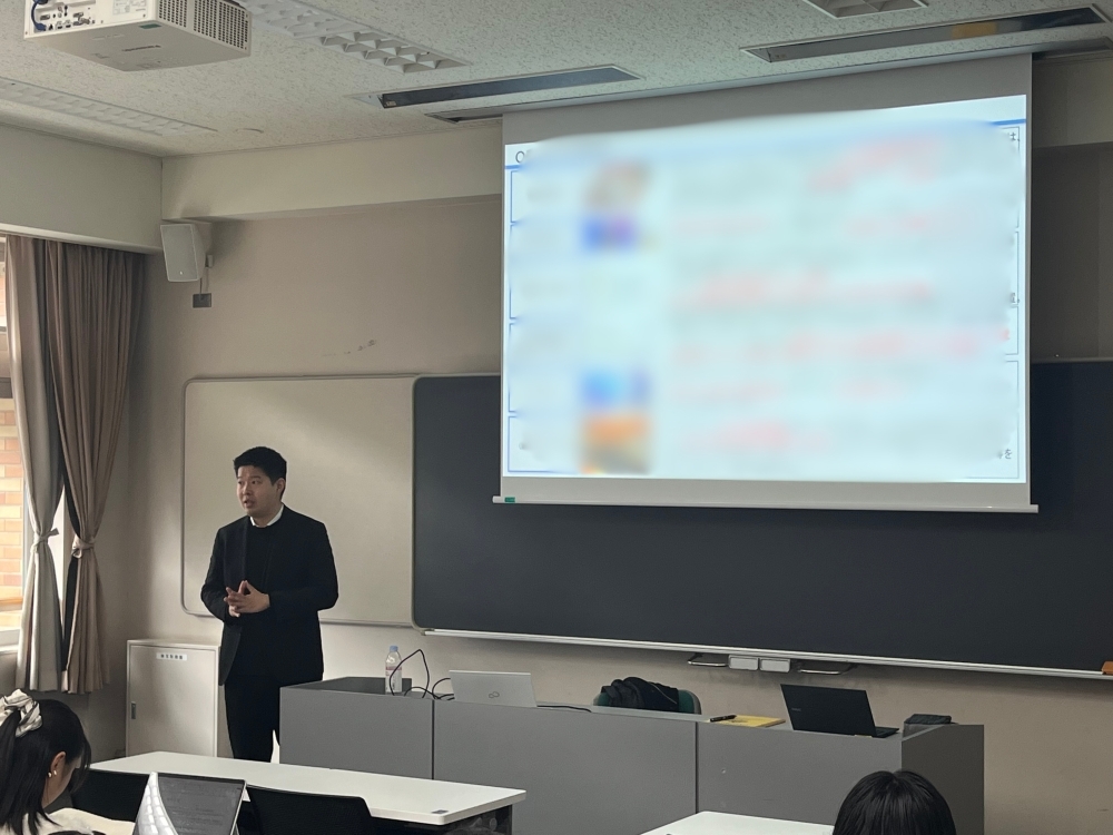 国際協力局国際保健戦略官室　渋谷課長補佐が、「OECDと日本外交」をテーマに、具体的な事案の紹介を交えながら講演している様子