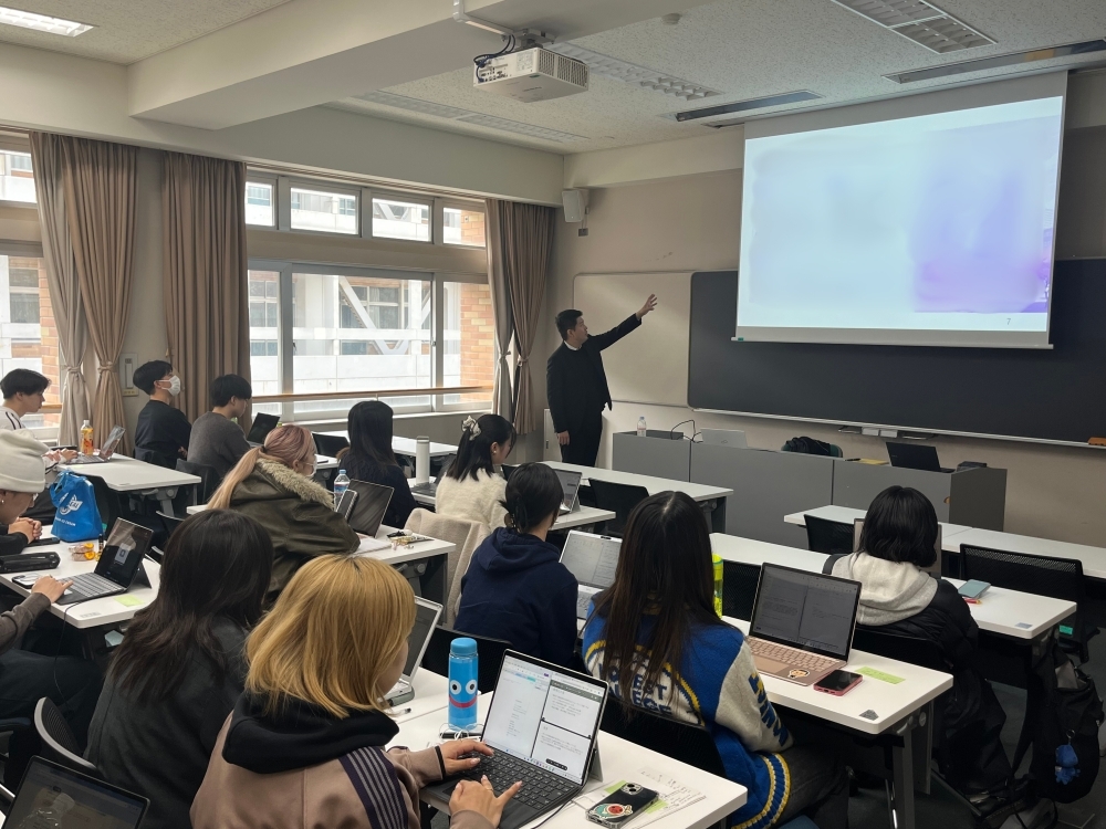 国際協力局国際保健戦略官室　渋谷課長補佐の講演を聴いている千葉商科大学の学生さんの様子
