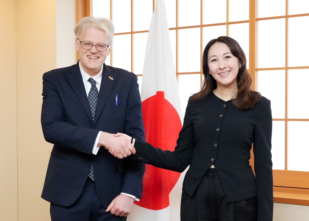 ジーカス大使と握手する英利政務官