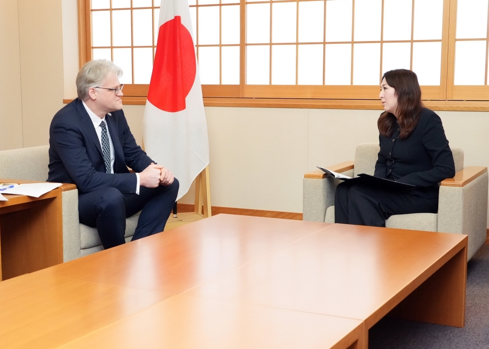 ジーカス大使と懇談する英利政務官の様子