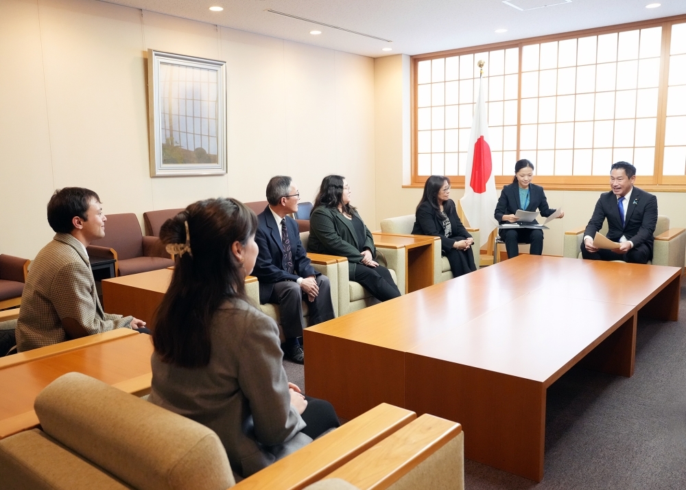 プログラム参加者一行からの表敬を受ける大西政務官の様子