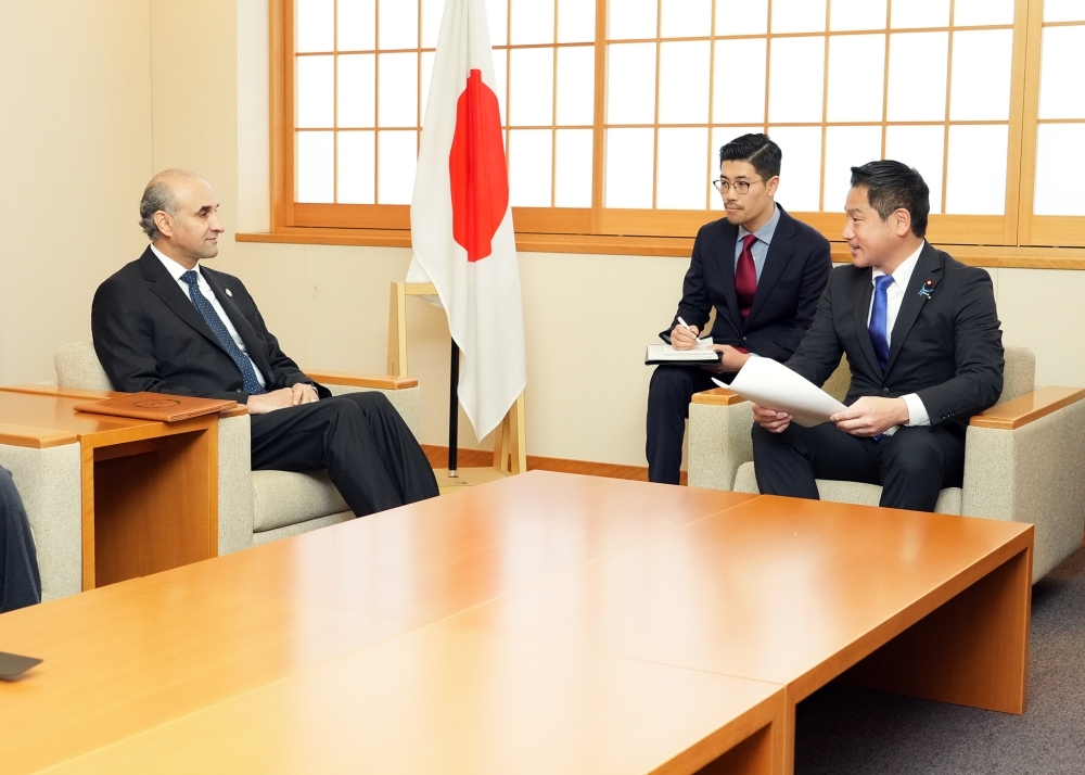 意見交換をする大西外務大臣政務官とアルナァース駐日リビア臨時代理大使