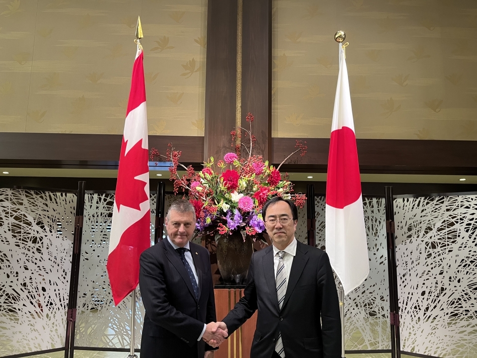 握手をする赤堀外務審議官とロブ・スチュワート・グローバル連携省国際貿易担当次官