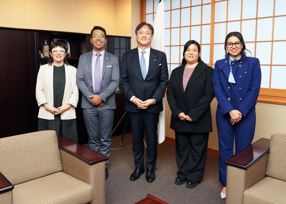 堀井副大臣と表敬に参加した太平洋同盟グループの行政官