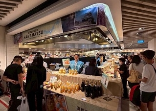 会場には多くの来場者が訪れ、浜松産品に関心を寄せる姿が見られた。