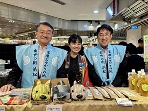 伊勢丹スコッツ店の販売ブースで、浜松市長（左）と市議会議長（右）が来場者に産品を紹介。