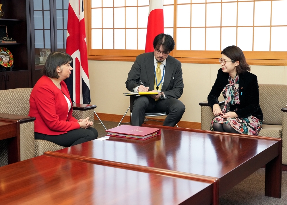 マルホトラ閣外大臣と会談中の国光副大臣の様子