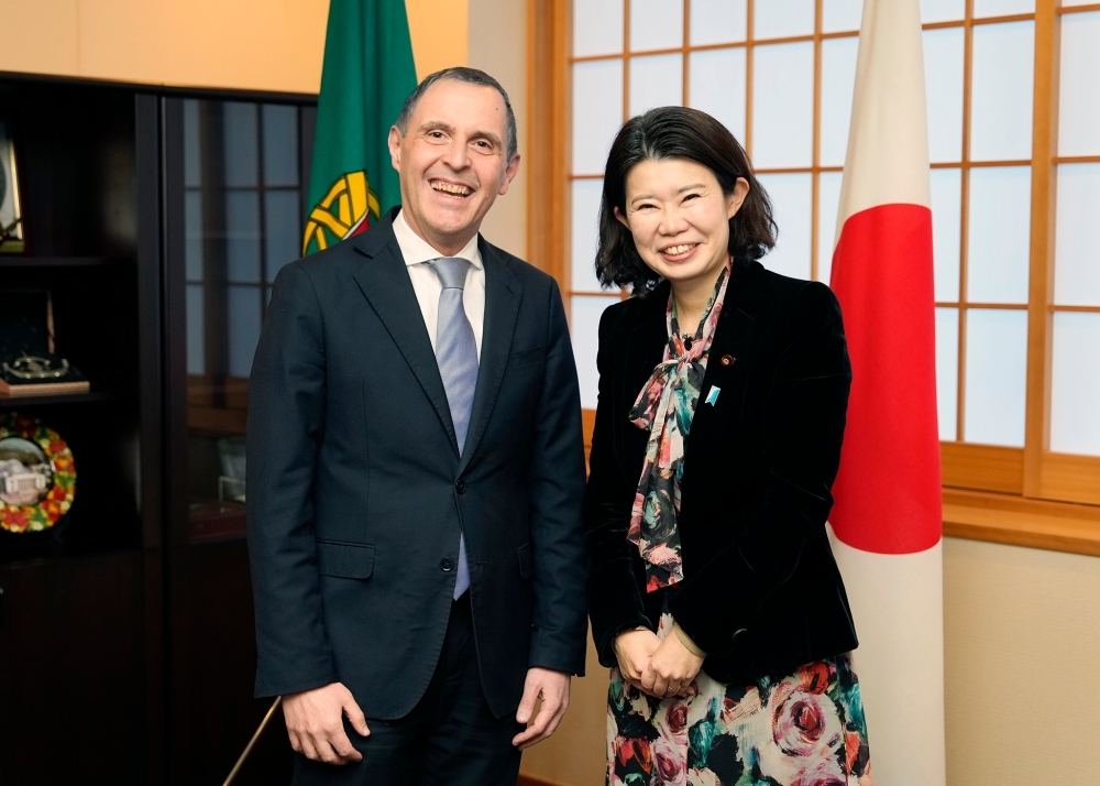 ジェロニム大使と写真撮影をする国光副大臣