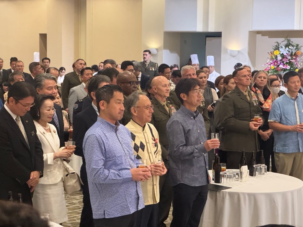 レセプション会場での大西外務大臣政務官と紀谷沖縄担当大使の様子