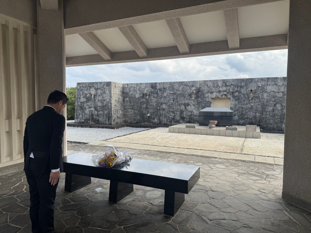 国立沖縄戦没者墓苑での大西政務官の献花の様子
