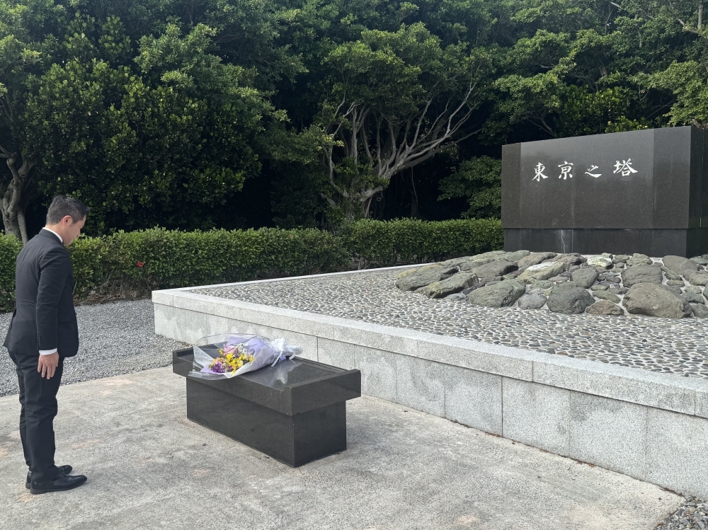 東京之塔での大西政務官の献花の様子