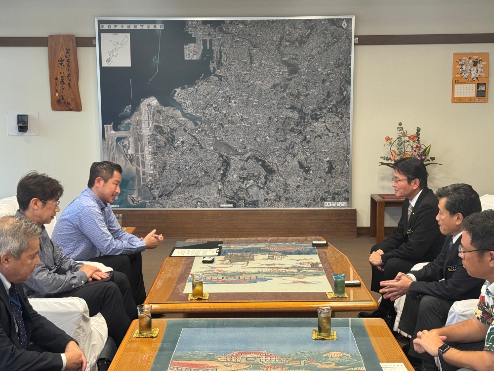 大西政務官と知念覚那覇市長の会談の様子