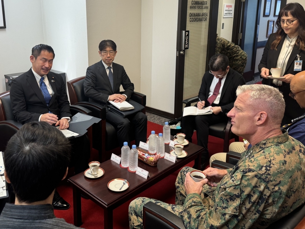 大西政務官とターナー米海兵隊第三遠征軍司令官兼在沖米軍四軍調整官の会談の様子