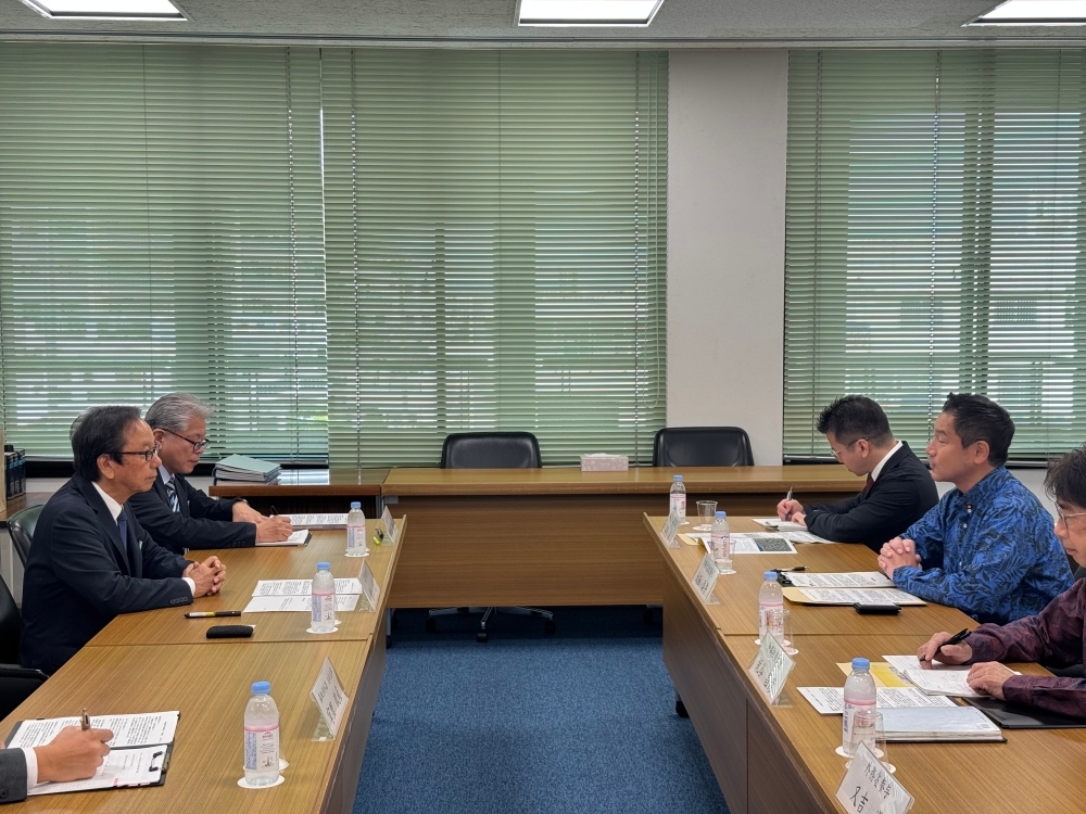 大西政務官と當山宏嘉手納町長の会談の様子