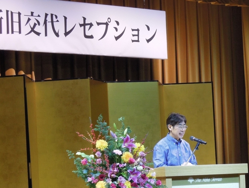 壇上で挨拶を行う紀谷沖縄担当大使