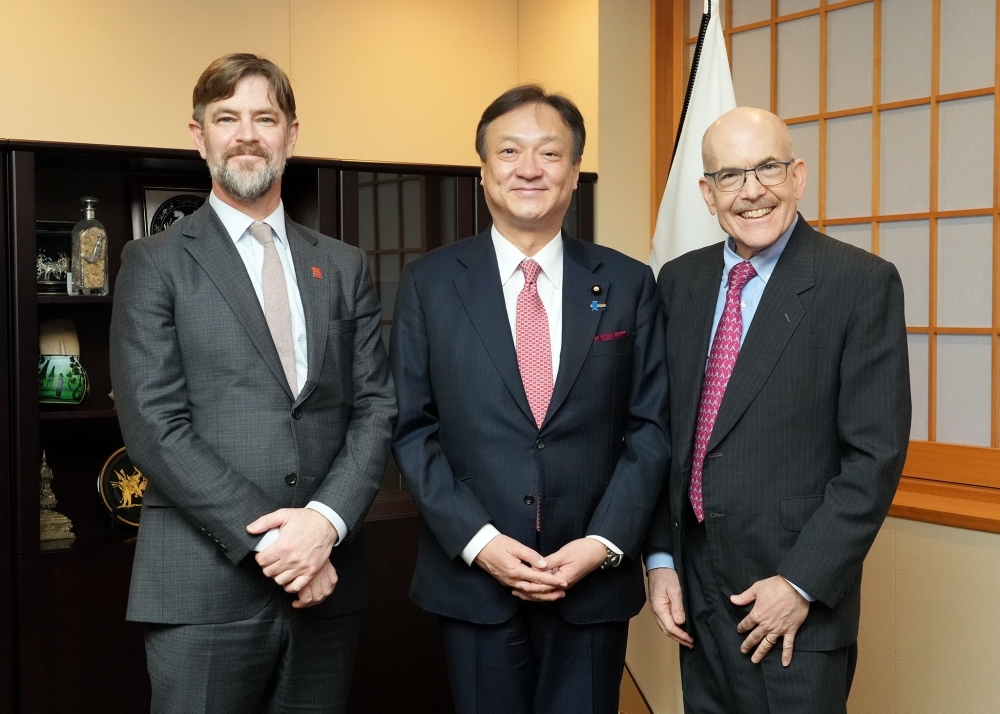 ズムワルト・ワシントンDC日米協会理事長及びシェーファー同会長と記念撮影する堀井外務副大臣