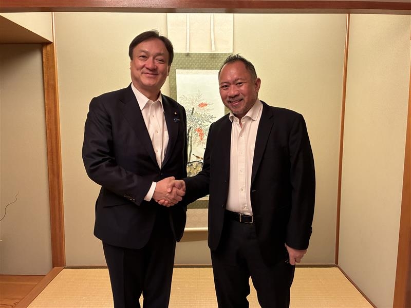 握手をする堀井副大臣とペドロサ事務局長