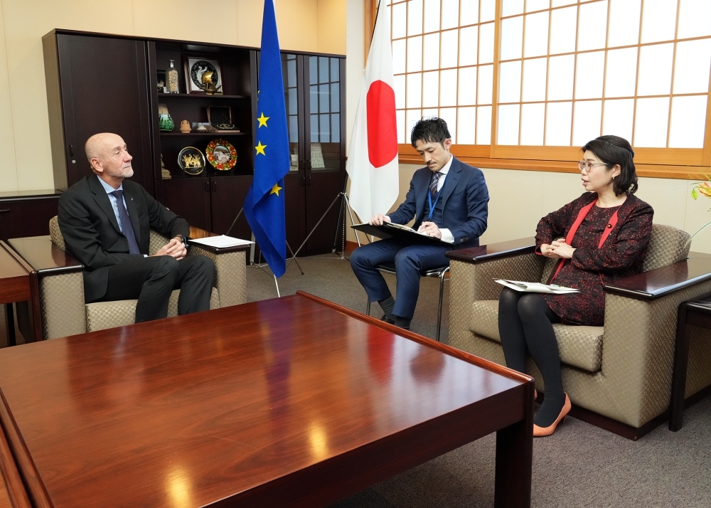 パケ大使からの表敬を受ける国光副大臣の様子