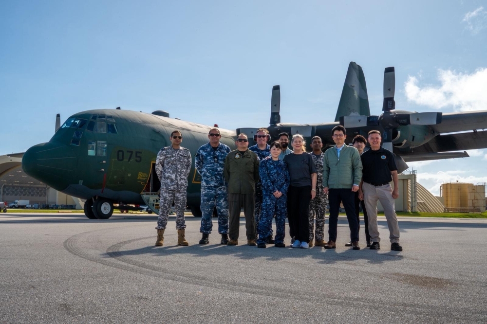 日米豪印参加者と航空自衛隊C-130H輸送機
