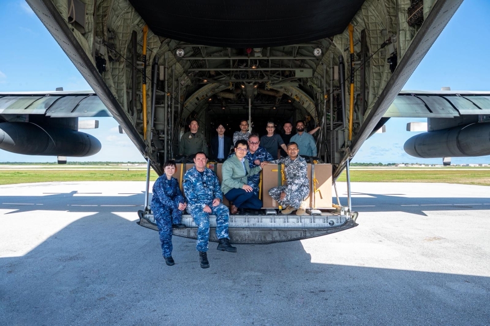 航空自衛隊C-130H輸送機に搭乗する日米豪印参加者