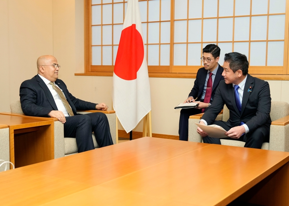 スナイニー駐日イエメン大使と意見交換をする大西外務大臣政務官