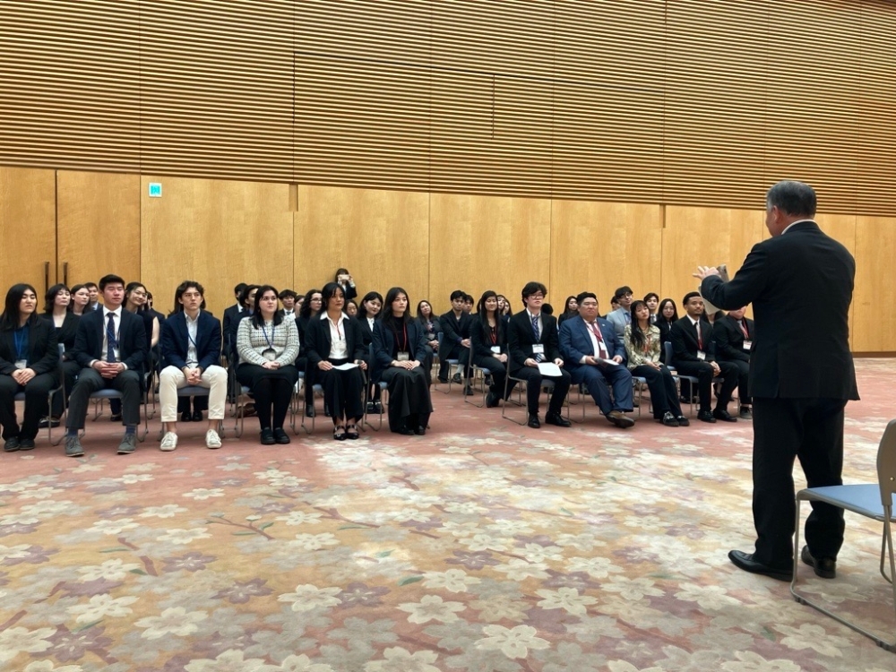 一行に対する挨拶を行う尾上内閣総理大臣補佐官