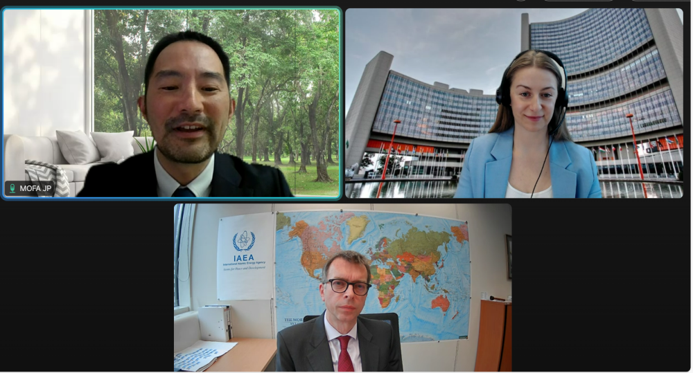 閉会スピーチを行う古本課長