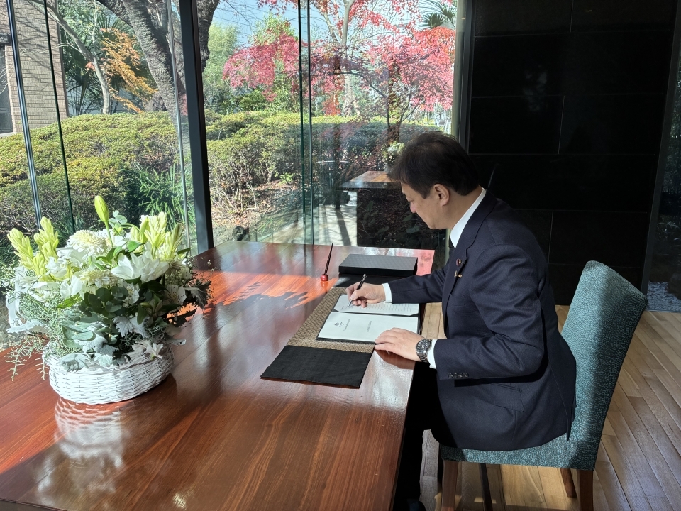 弔意の記帳を行う堀井外務副大臣