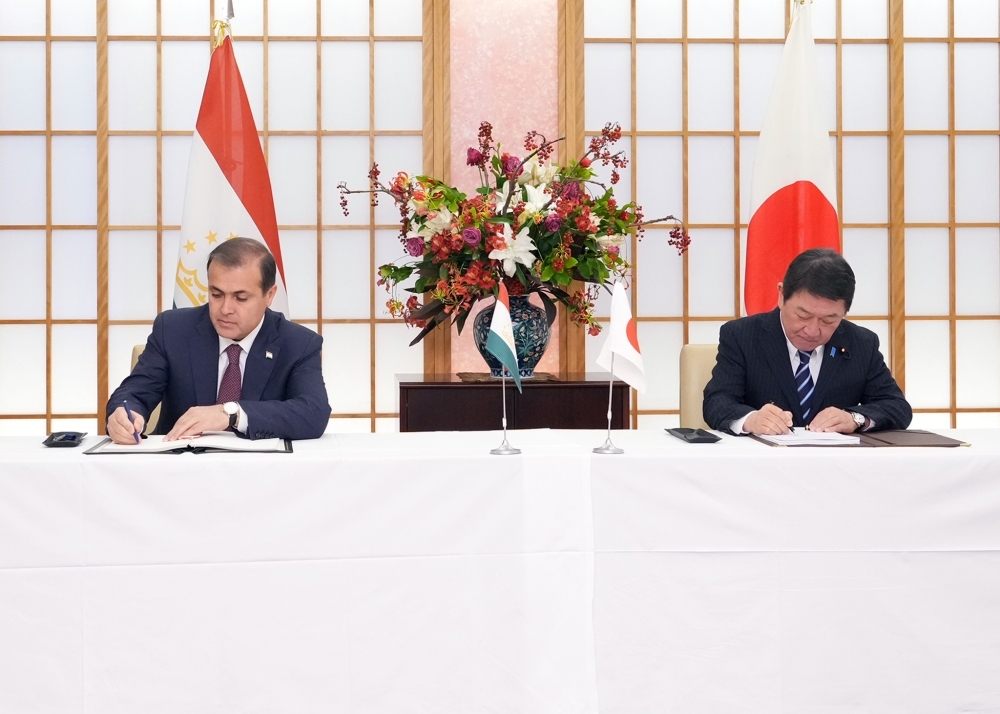 署名をする茂木敏充外務大臣とスルトン・ラヒムゾダ・タジキスタン共和国国家投資・国有財産管理委員会議長