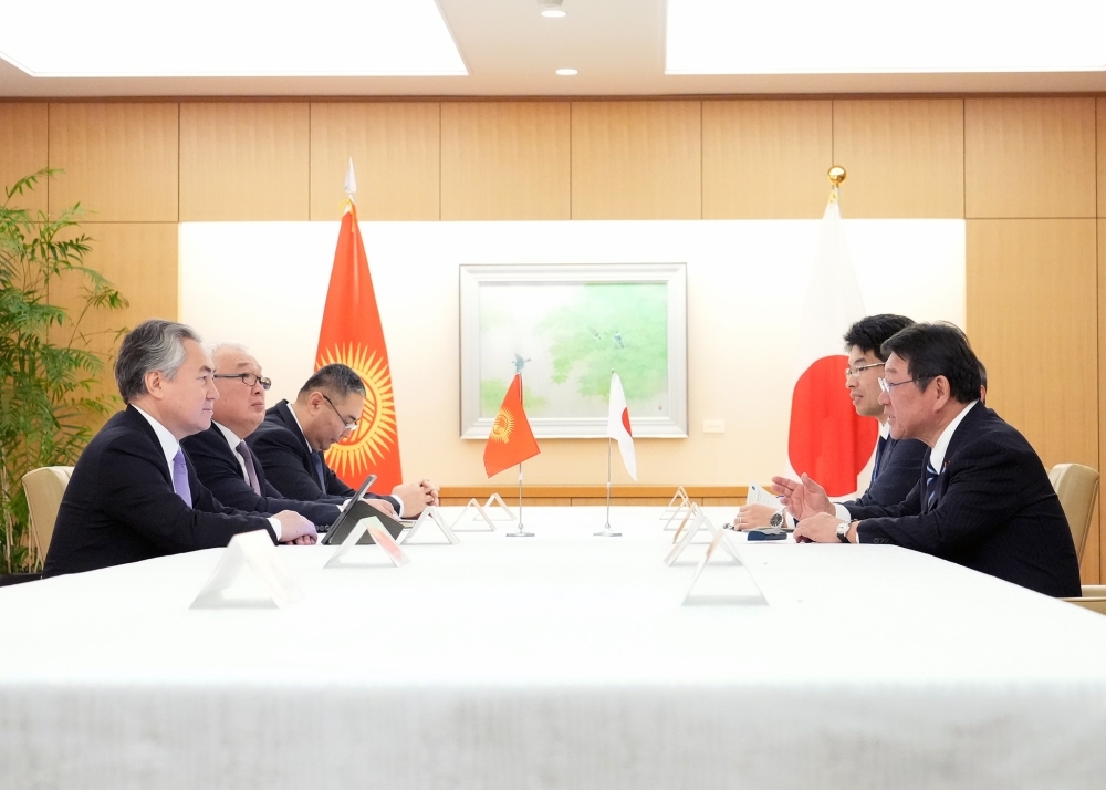 茂木大臣とクルバエフ・キルギス共和国外務大臣の会談の様子