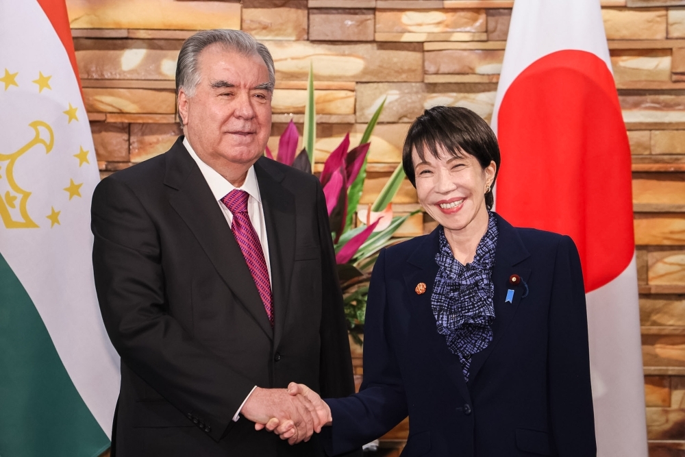 握手する高市総理大臣とラフモン大統領