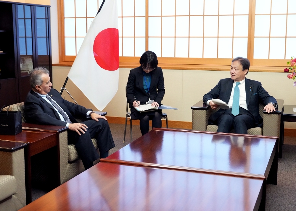 意見交換をする堀井副大臣とモンターニョ大使