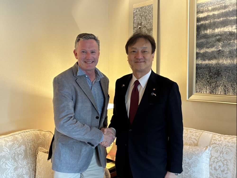 シアラー前長官と握手する堀井外務副大臣