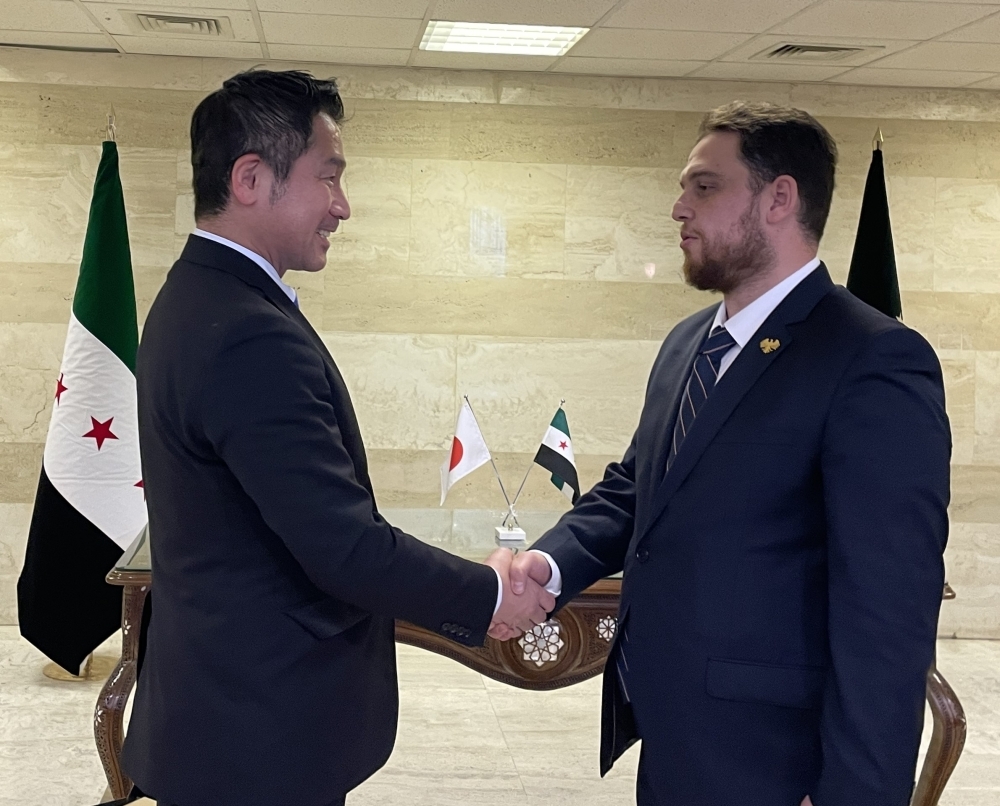 ラバービディー・シリア外務省アジア局長と握手する大西外務大臣政務官