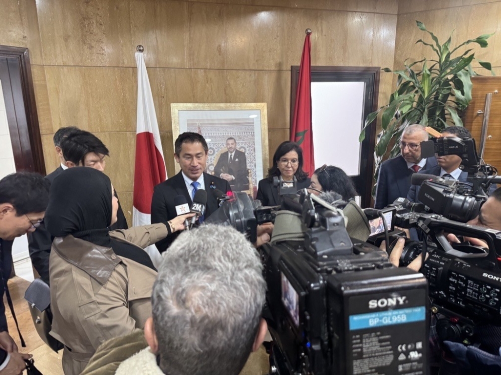 記者会見に応じる大西外務大臣政務官とザキア・ドリウォッシュ・モロッコ農業・海洋漁業・地方開発・水資源・森林大臣付海洋漁業担当国務長官