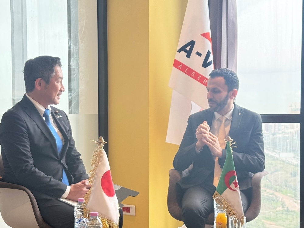 会談する大西外務大臣政務官とワーダハ・アルジェリア知識経済・スタートアップ・零細企業大臣