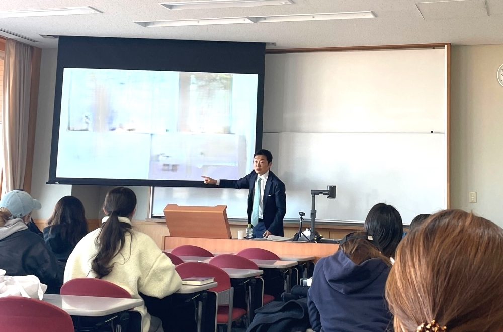 大臣官房儀典総括官室の市場儀典総括官が、「国際儀礼と日本外交」をテーマに、具体的な事案の紹介を交えながら講演している様子
