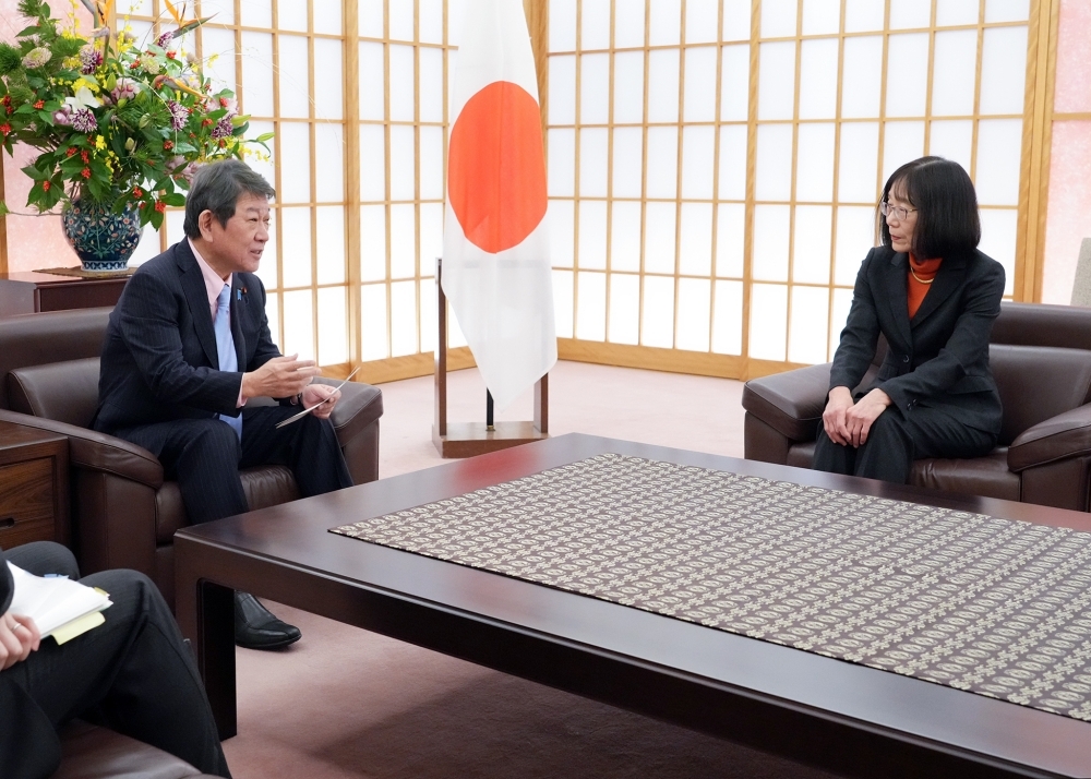 会談する茂木外務大臣と赤根所長