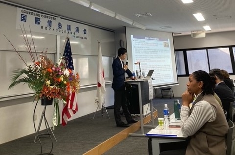 外務省北米第一課の町村首席事務官が、米国の概況と日米関係、米国内の動向、トランプ大統領の訪日、経済関係、安全保障協力、日米交流プロジェクトなど、日米関係について幅広く解説している様子