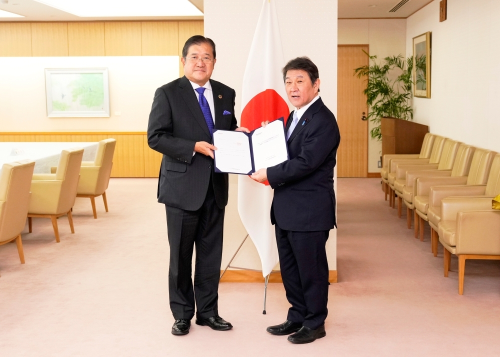 安永委員長から茂木大臣に対し提言書が手交される様子